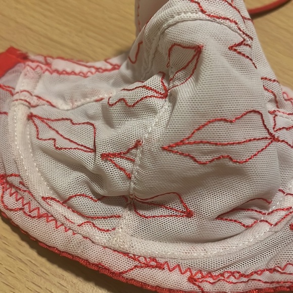 Urban Outfitters Bralette Bra Lips 32C Kiss Underwire Red White Abstract - Picture 3 of 6